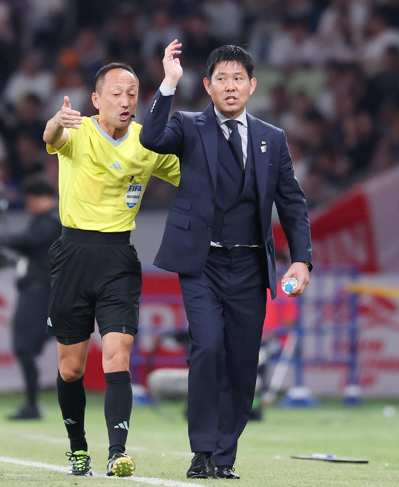 キリンチャレンジカップ2026　日本対アイスランド　後半、納得のいかない表情の森保一監督（右）（撮影・宮地輝）