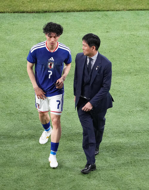 日本代表】森保監督が猛抗議…ハーフラインまで飛び出す→審判員が