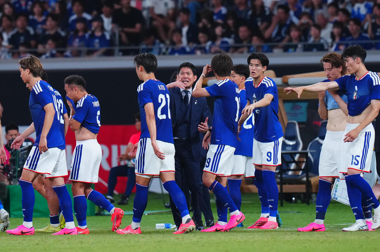 キリンチャレンジカップ2026　日本対アイスランド　後半、選手に指示を出す森保一監督（中央）（撮影・垰建太）