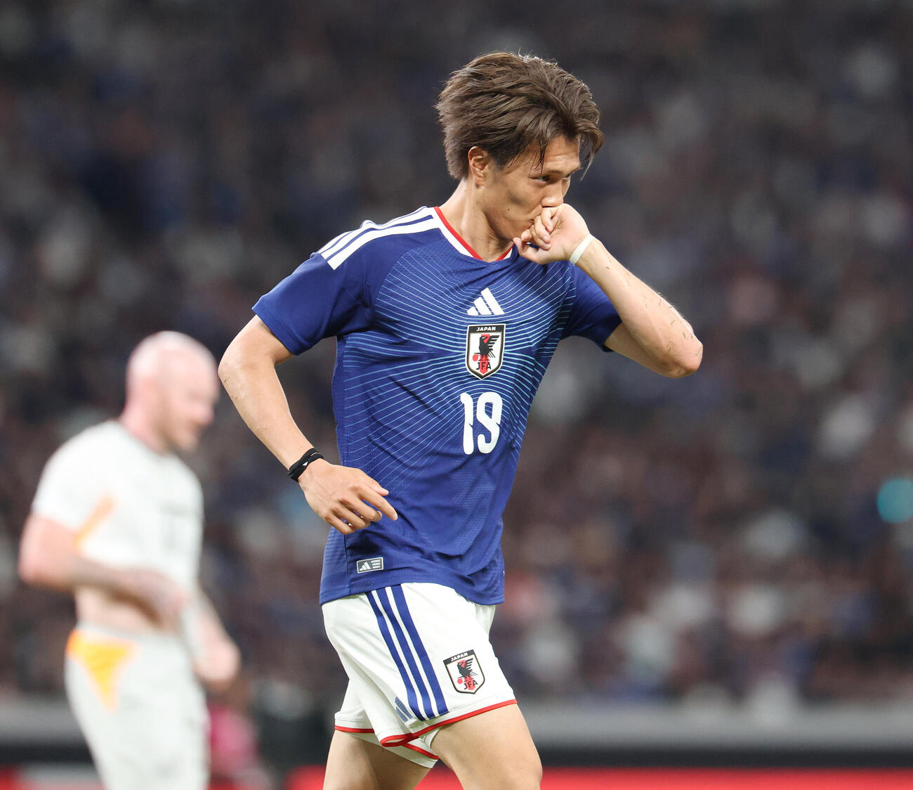 キリンチャレンジカップ2026　日本対アイスランド　後半、ヘディングで先制ゴールを決めた小川航基は指にキスをする（撮影・宮地輝）