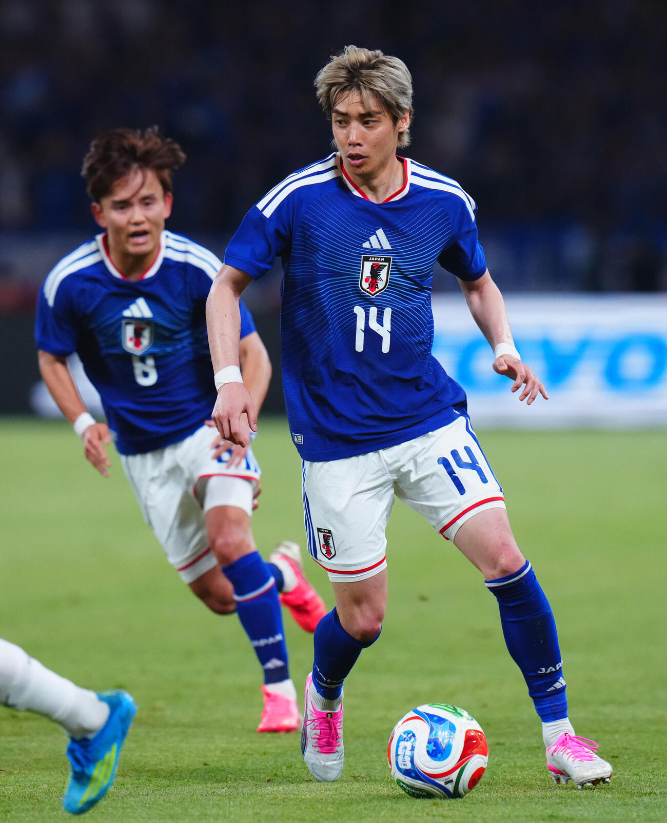 キリンチャレンジカップ2026　日本対アイスランド　前半、ドリブルする伊東純也。左は久保建英（撮影・垰建太）