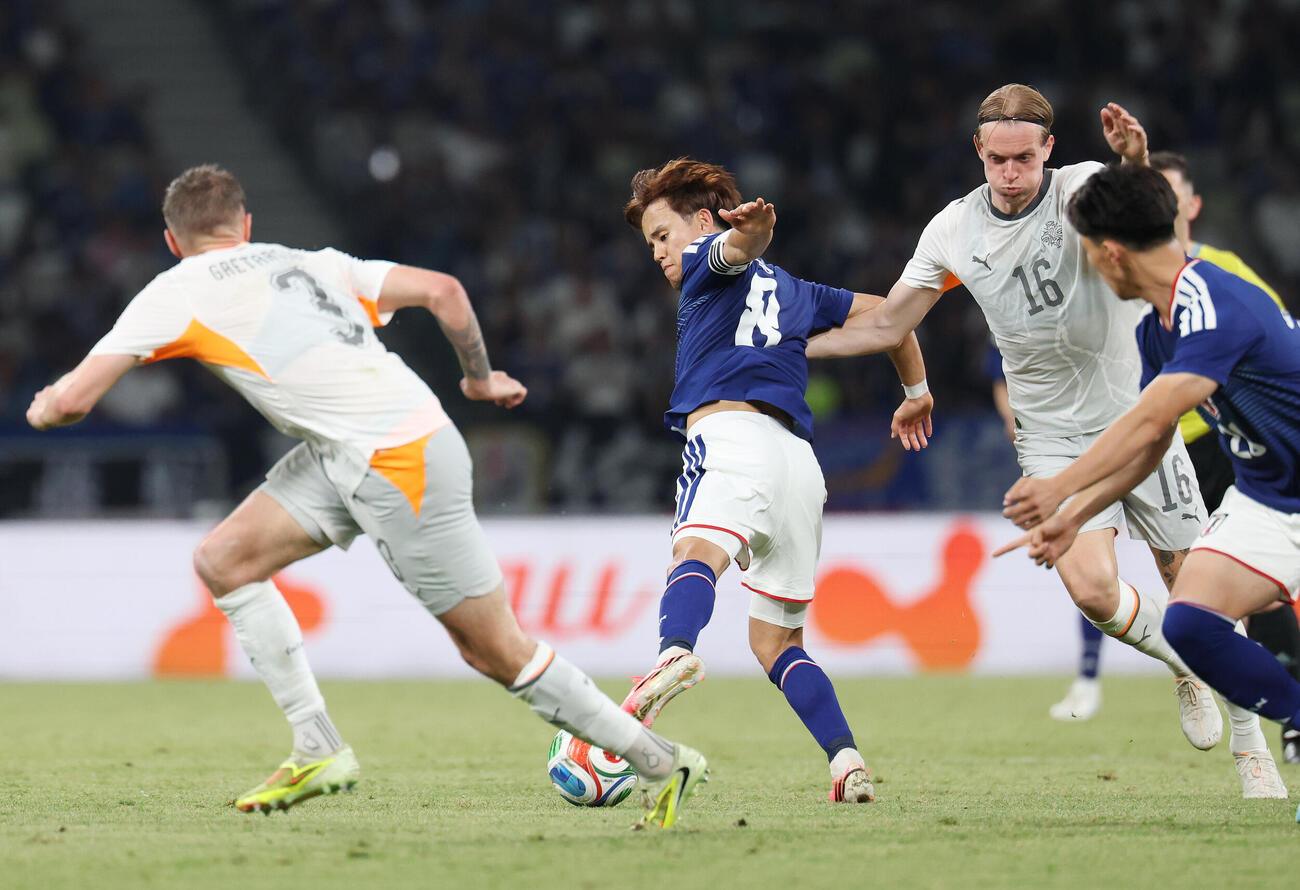 キリンチャレンジカップ2026　日本対アイスランド　後半、ファウルを受ける久保建英（中央）（撮影・宮地輝）