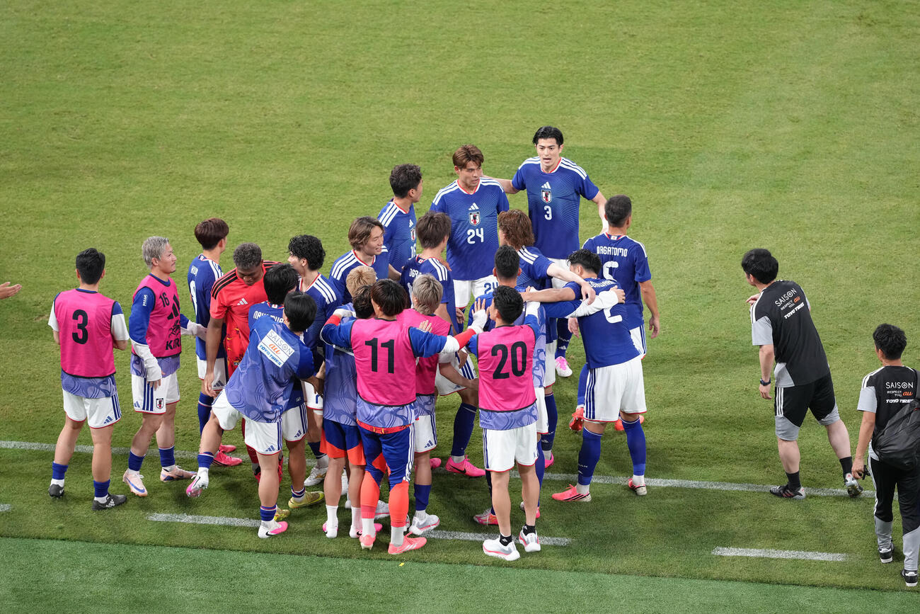 キリンチャレンジカップ2026　日本対アイスランド　後半、ヘディングで先制ゴールを決めた小川航基を迎えるベンチ（撮影・足立雅史）＝2026年5月31日