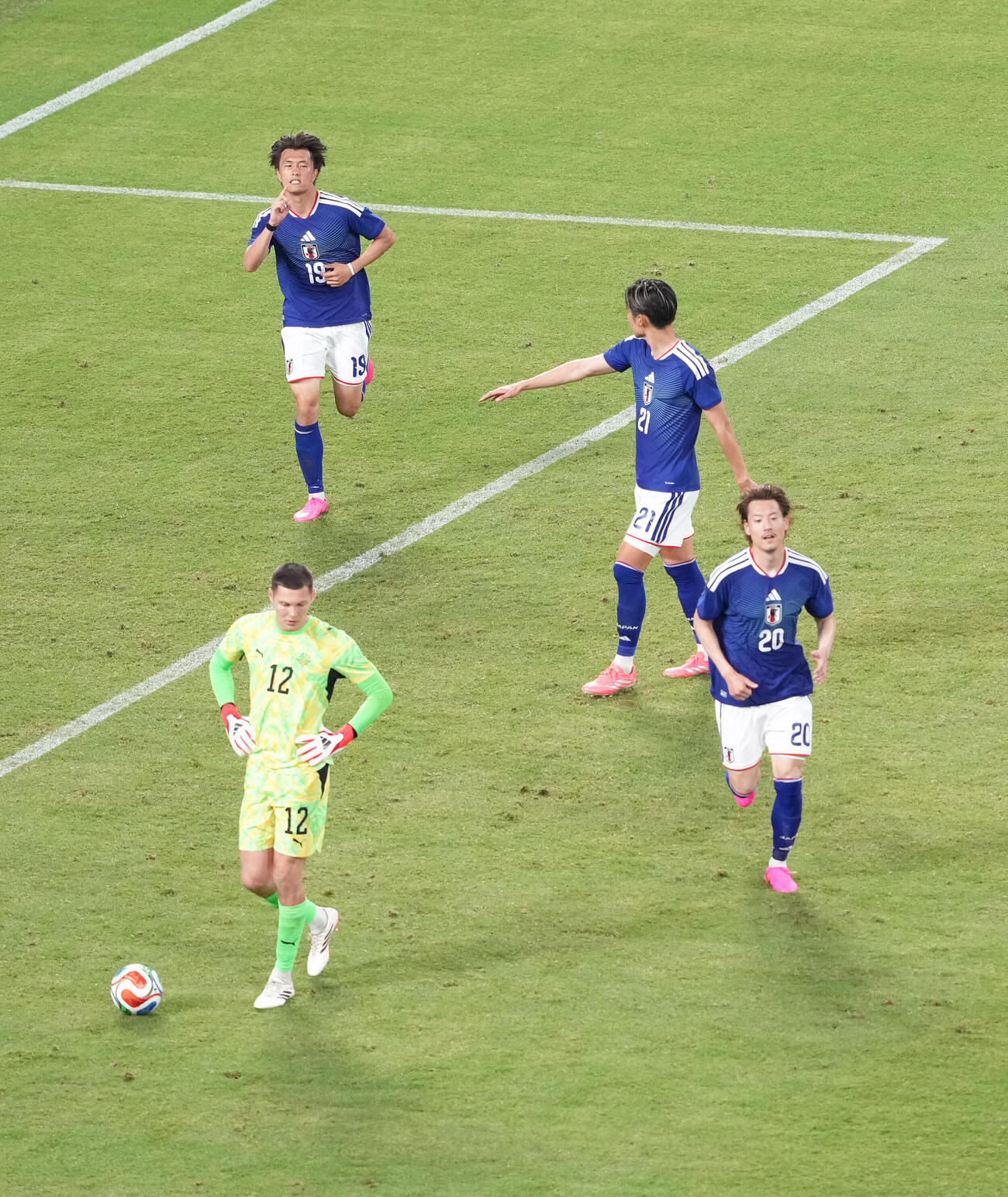 キリンチャレンジカップ2026　日本対アイスランド　後半、ヘディングで先制ゴールを決めた小川航基（左後方）はベンチへ駆け出す（撮影・足立雅史）＝2026年5月31日