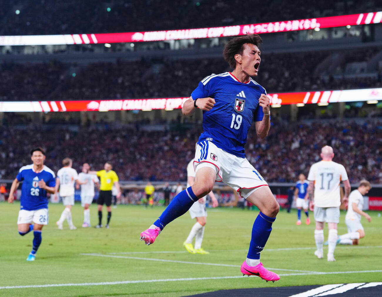 キリンチャレンジカップ2026　日本対アイスランド　後半、ヘディングで先制ゴールを決め雄たけびを上げる小川航基（撮影・垰建太）＝2026年5月31日