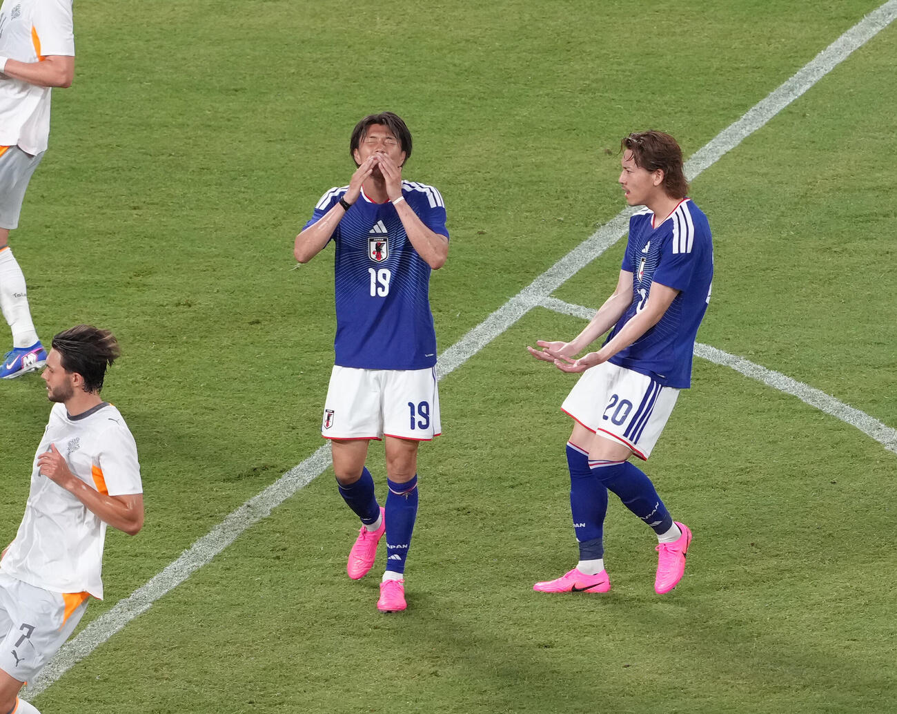 キリンチャレンジカップ2026　日本対アイスランド　後半、シュートを外し悔しがる小川航基（中央）（撮影・足立雅史）＝2026年5月31日