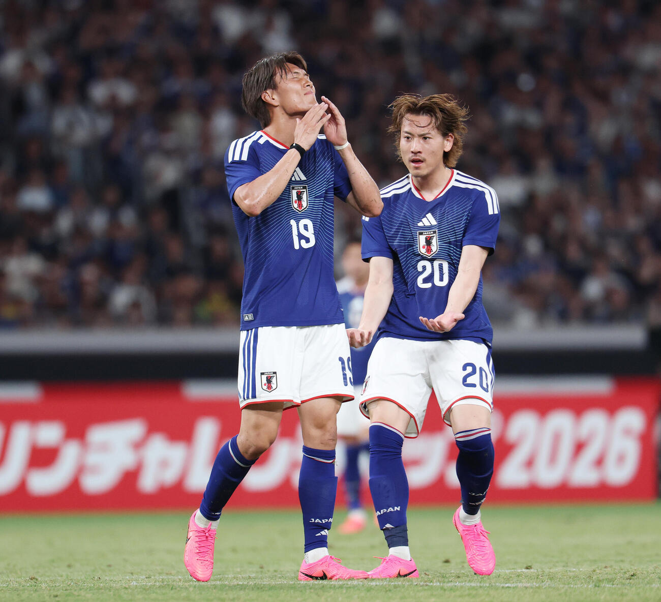 キリンチャレンジカップ2026　日本対アイスランド　後半、シュートを外し悔しがる小川航基（左）（撮影・宮地輝）＝2026年5月31日