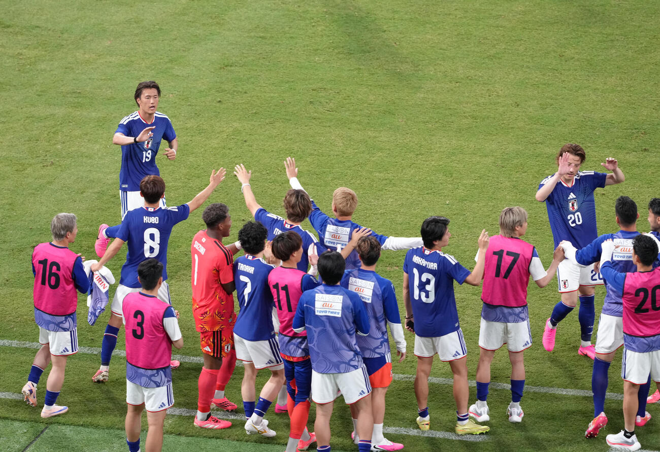 キリンチャレンジカップ2026　日本対アイスランド　後半、ヘディングで先制ゴールを決めた小川航基（左上）を迎えるベンチ（撮影・足立雅史）＝2026年5月31日