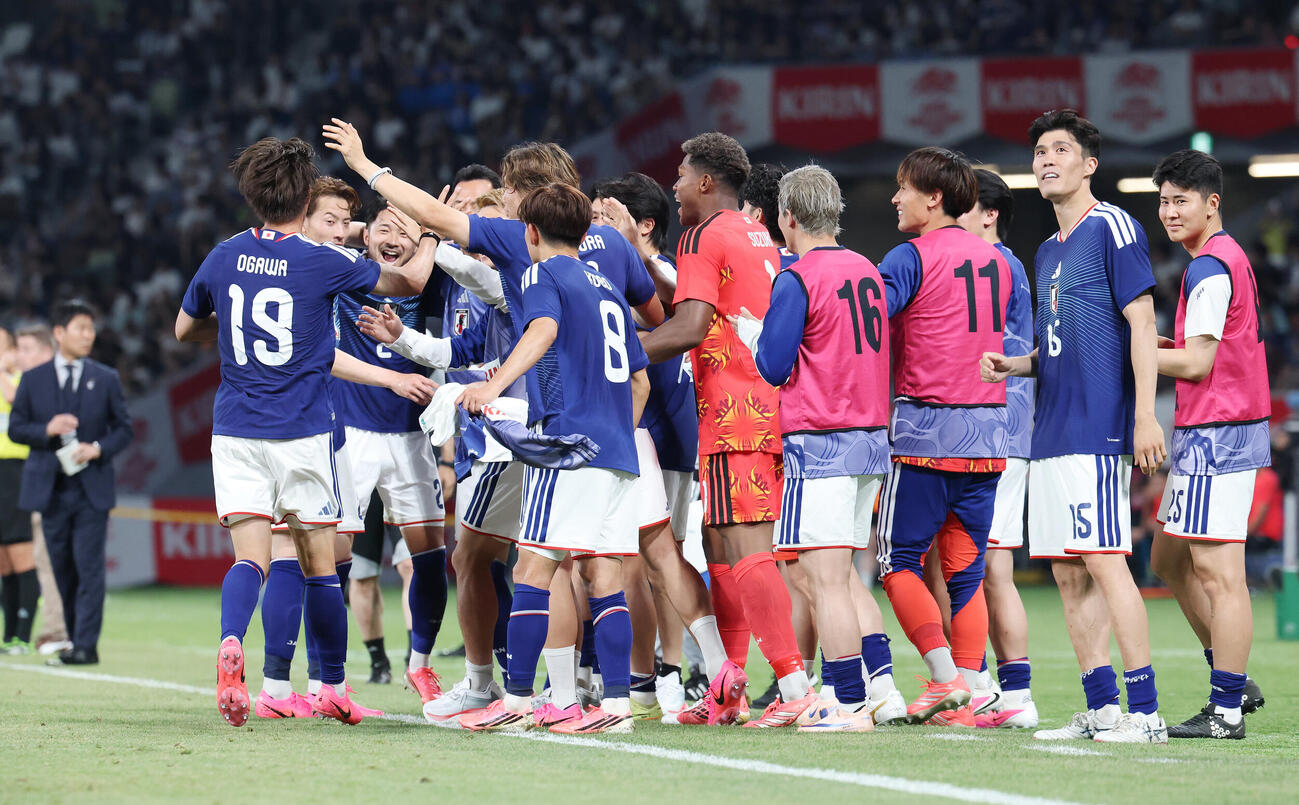 キリンチャレンジカップ2026　日本対アイスランド　後半、ヘディングで先制ゴールを決めた小川航基（左）を迎えるベンチ（撮影・宮地輝）＝2026年5月31日