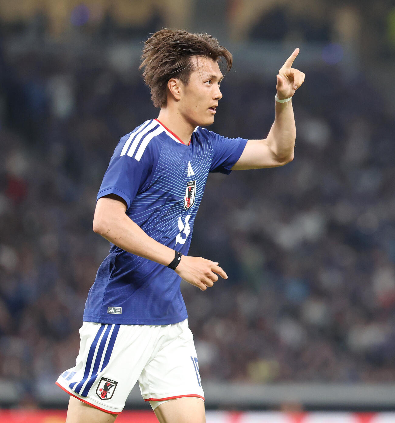 キリンチャレンジカップ2026　日本対アイスランド　後半、ヘディングで先制ゴールを決めた小川航基は指を指す（撮影・宮地輝）