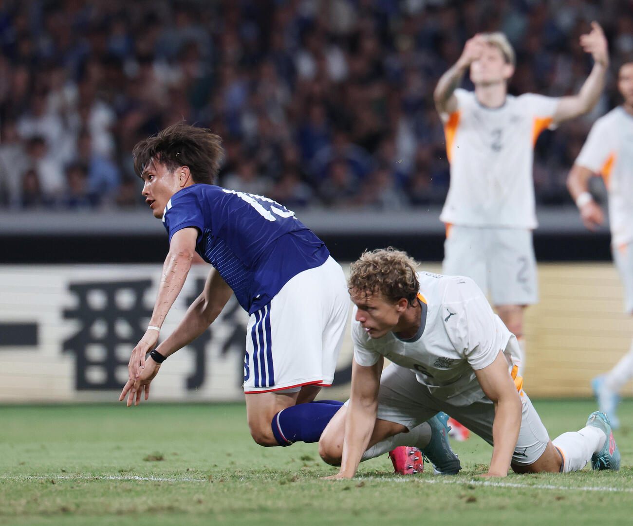 キリンチャレンジカップ2026　日本対アイスランド　後半、ヘディングで先制ゴールを決め駆け出す小川航基（左）（撮影・宮地輝）
