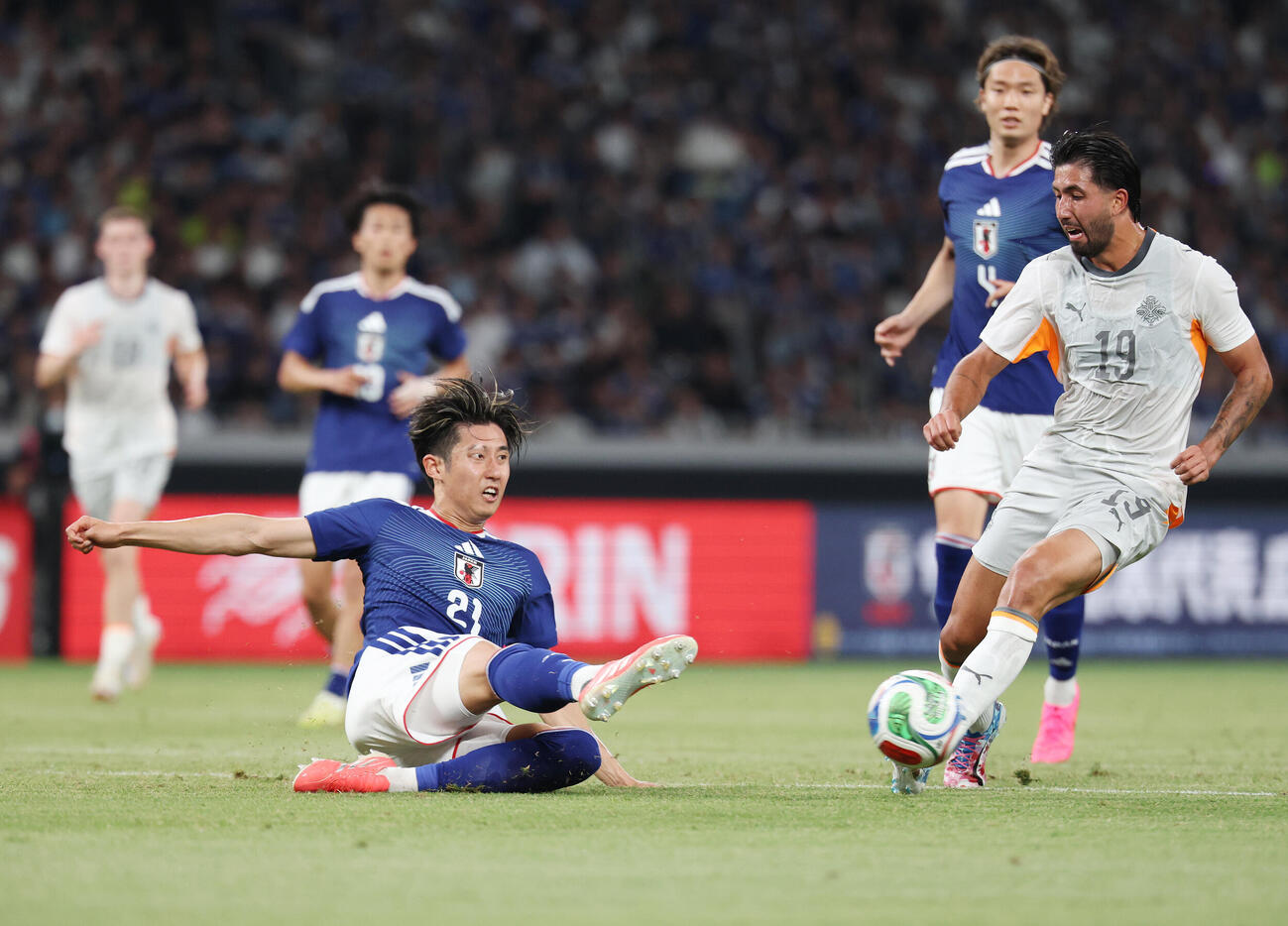 キリンチャレンジカップ2026　日本対アイスランド　前半、クリアする伊藤洋輝（左）（撮影・宮地輝）
