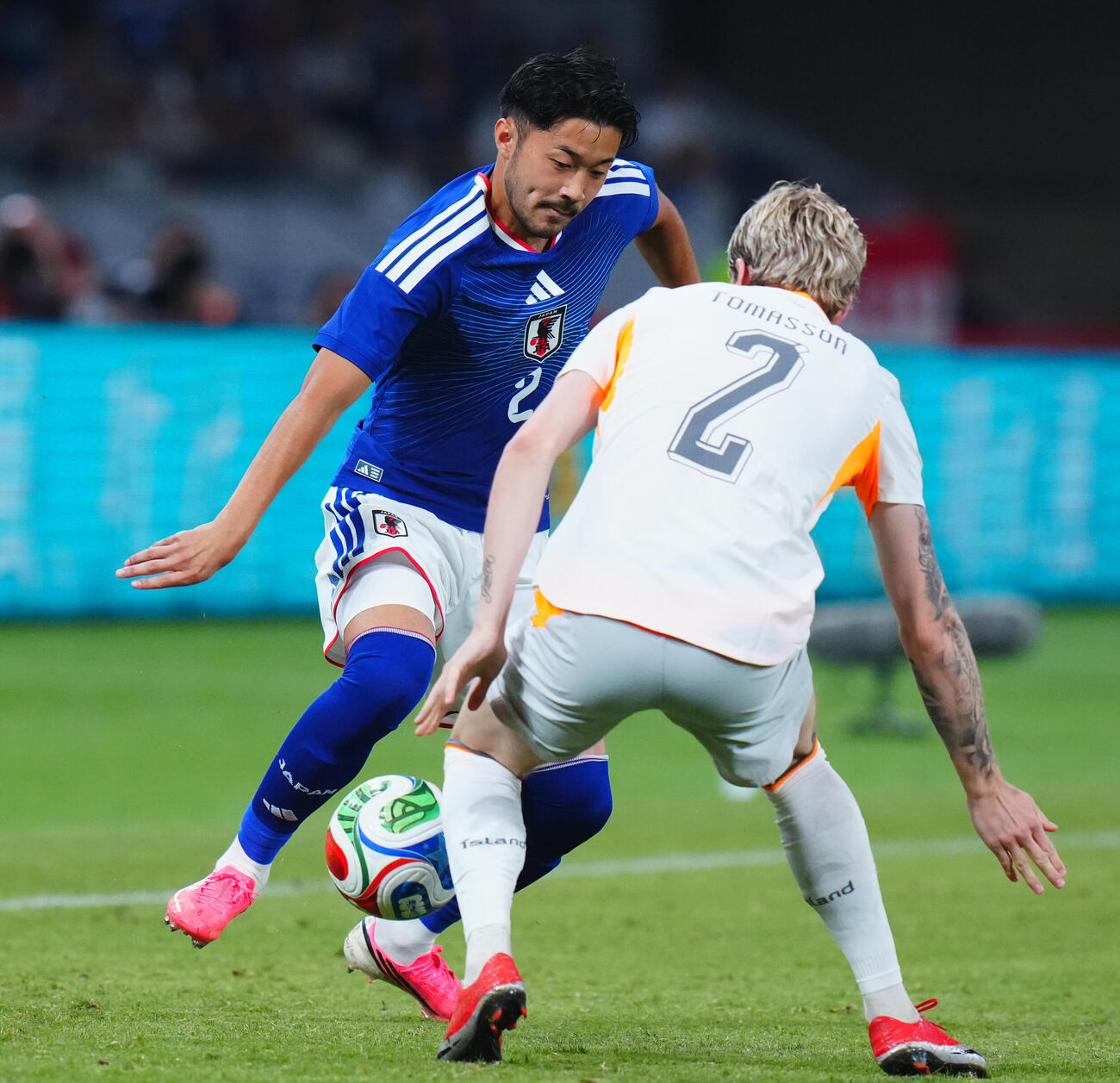 キリンチャレンジカップ2026　日本対アイスランド　後半、ドリブルする菅原由勢（左）（撮影・垰建太）