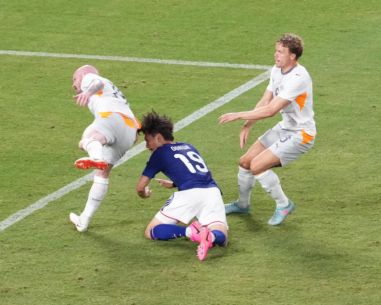 キリンチャレンジカップ2026　日本対アイスランド　後半、ヘディングで先制ゴールを決める小川航基（中央）（撮影・足立雅史）