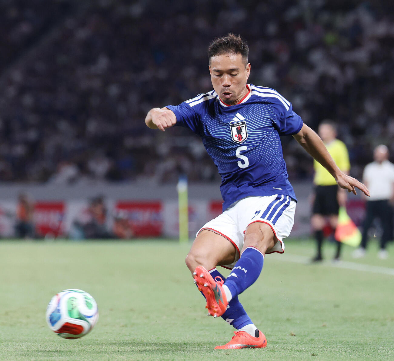 キリンチャレンジカップ2026　日本対アイスランド　後半、クロスを上げる長友佑都（撮影・宮地輝）