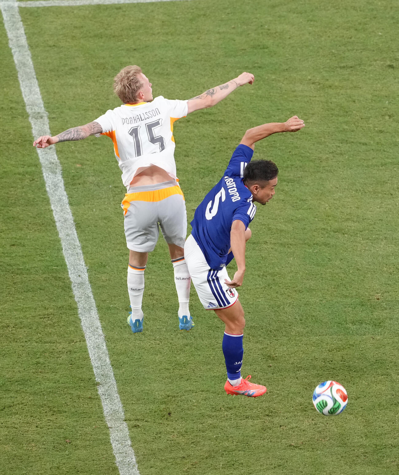 キリンチャレンジカップ2026　日本対アイスランド　後半、ソルハルソン（左）と競り合う長友佑都（撮影・足立雅史）