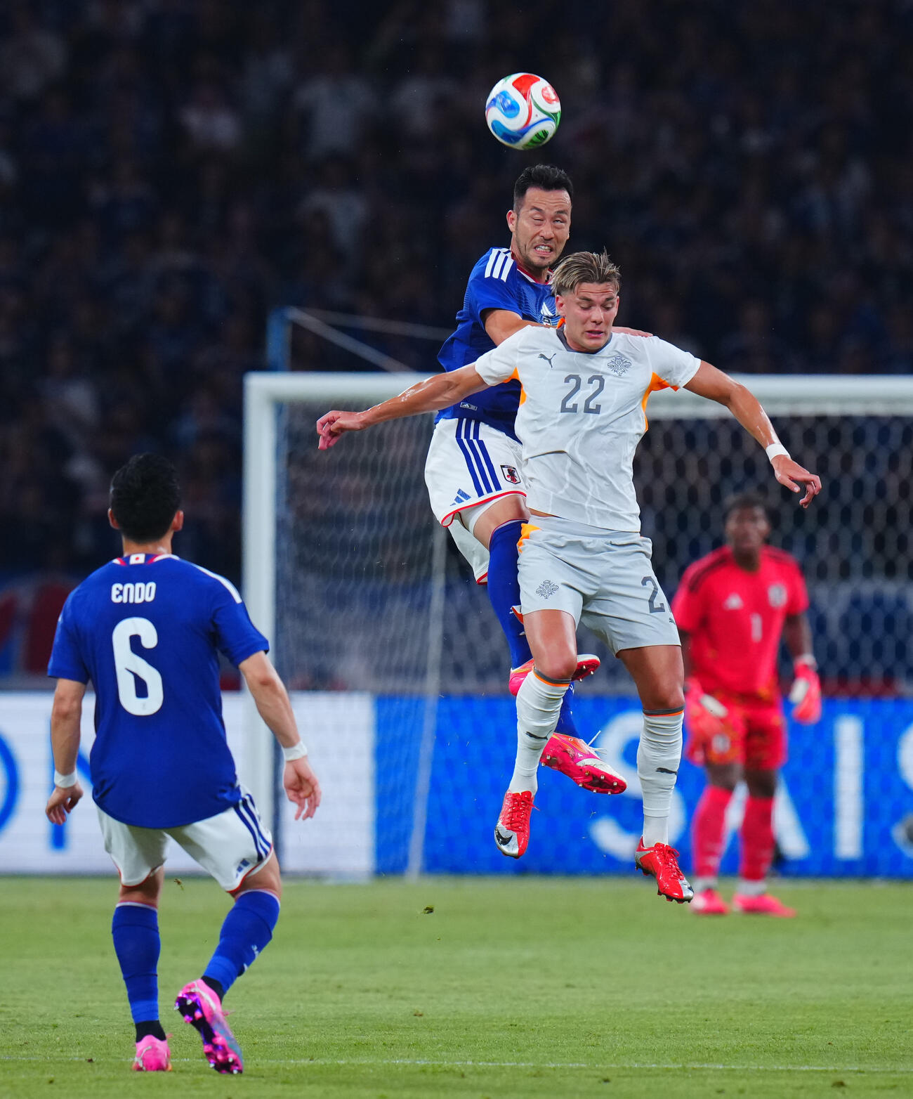 キリンチャレンジカップ2026　日本対アイスランド　前半、B・ウィルムソン（右）と空中で競り合う吉田麻也（中央）（撮影・垰建太）