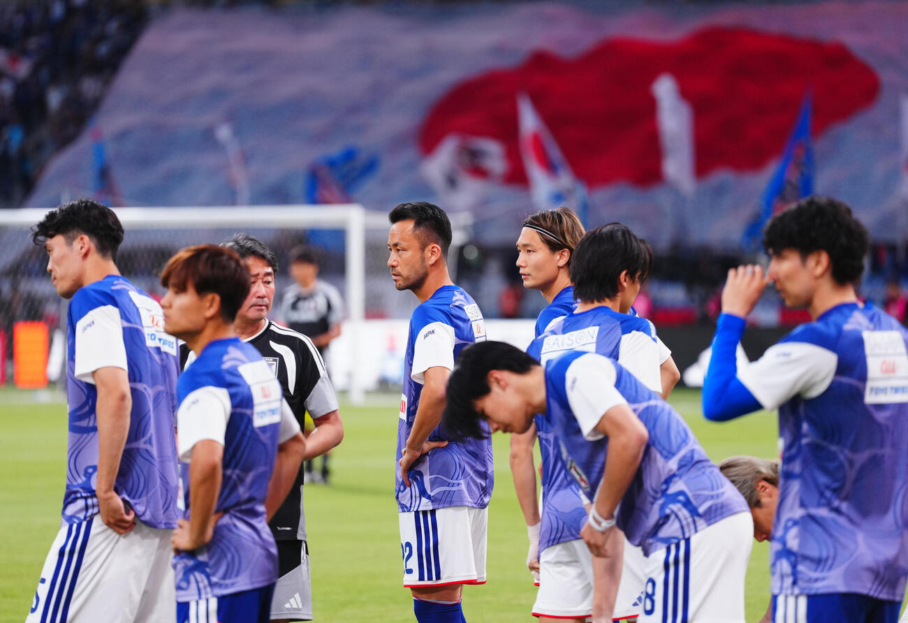 キリンチャレンジカップ2026　日本対アイスランド　試合前、ウオーミングアップを行う吉田麻也（中央）ら日本代表の選手たち（撮影・垰建太）＝2026年5月31日