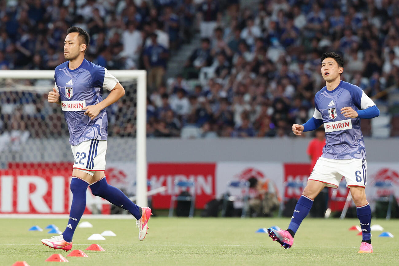 キリンチャレンジカップ2026　日本対アイスランド　試合前、ウオーミングアップに向かう吉田麻也（左）と遠藤航（撮影・宮地輝）