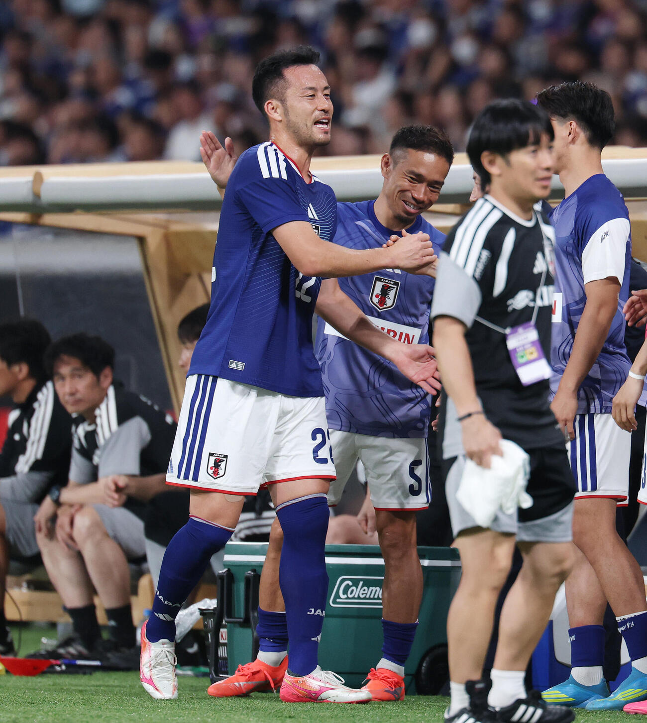キリンチャレンジカップ2026　日本対アイスランド　前半、交代した吉田麻也（左）は長友佑都（中央）らに迎えられる（撮影・宮地輝）＝2026年5月31日