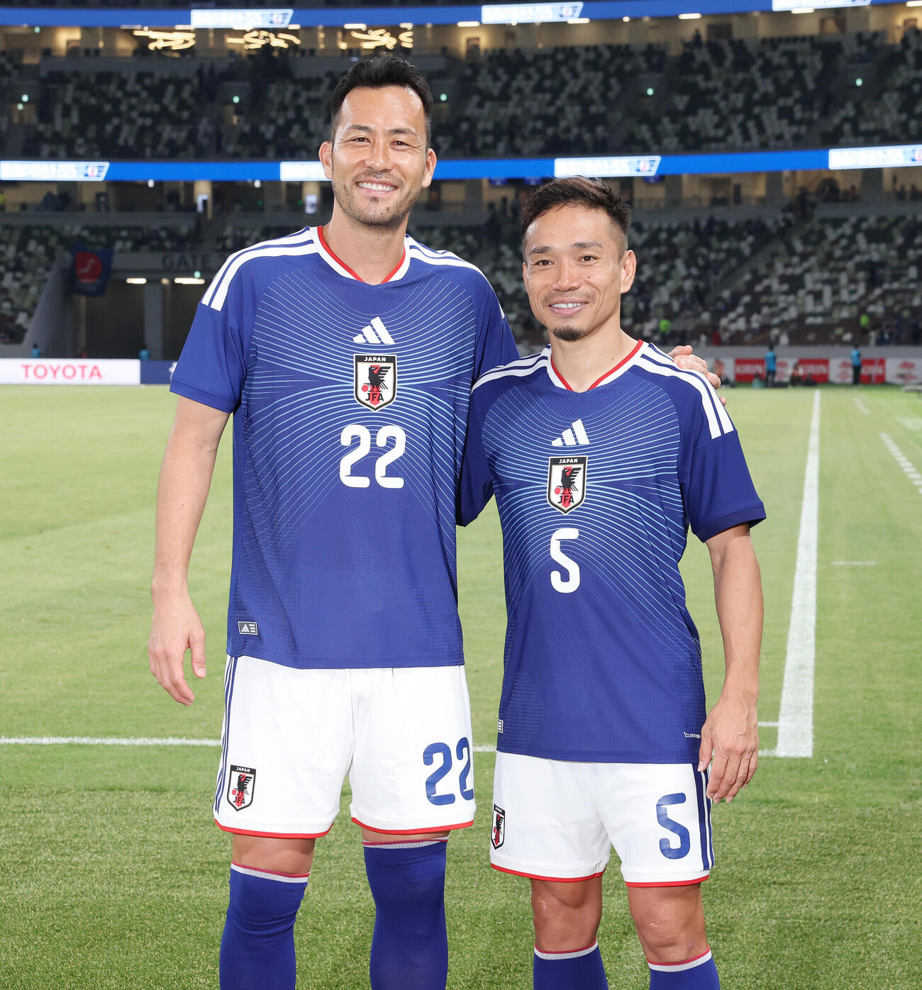 キリンチャレンジカップ2026　日本対アイスランド　試合後、笑顔で記念撮影する吉田麻也（左）と長友佑都（撮影・宮地輝）