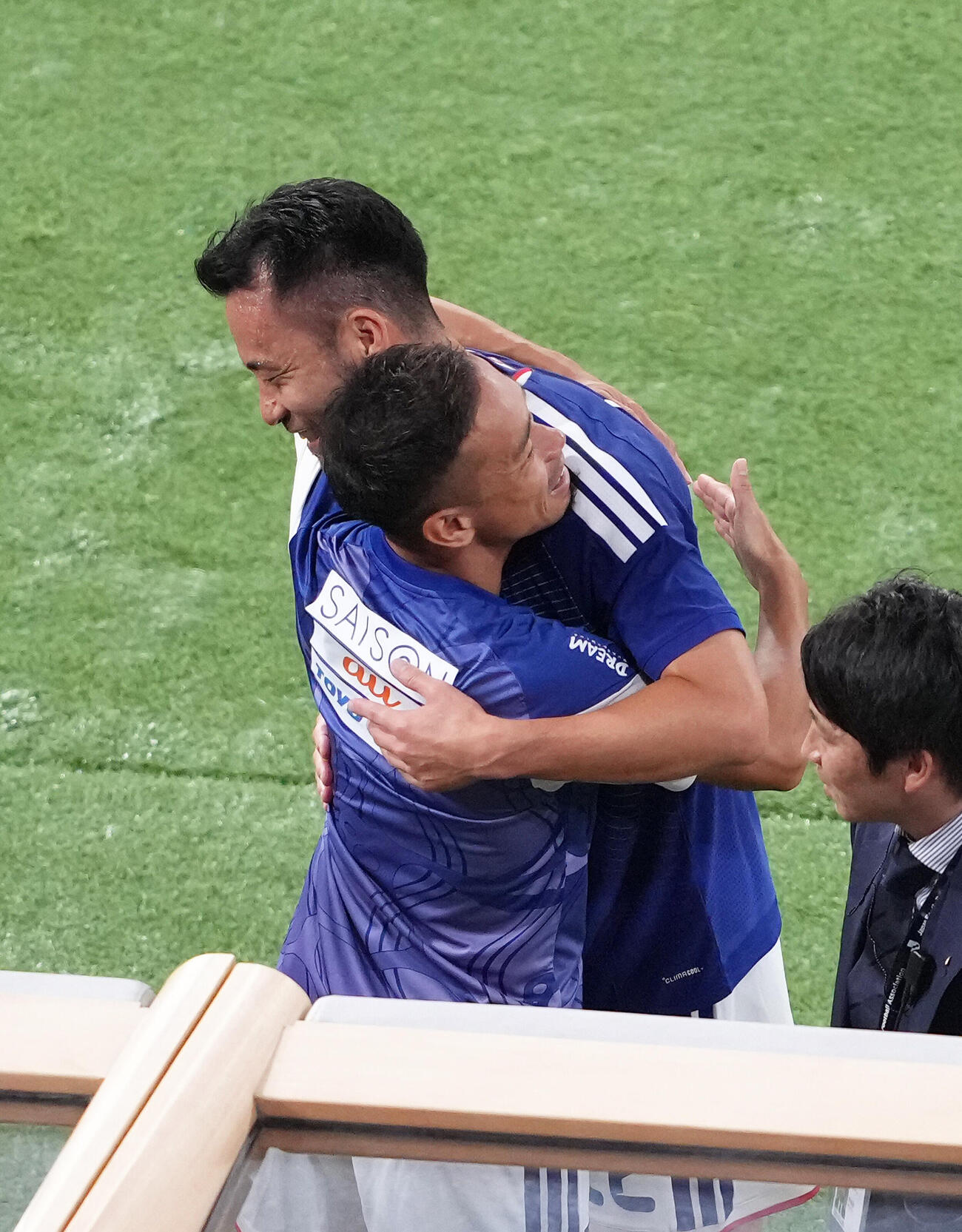 キリンチャレンジカップ2026　日本対アイスランド　前半、途中交代の吉田麻也（右）は長友佑都と抱き合う（撮影・足立雅史）