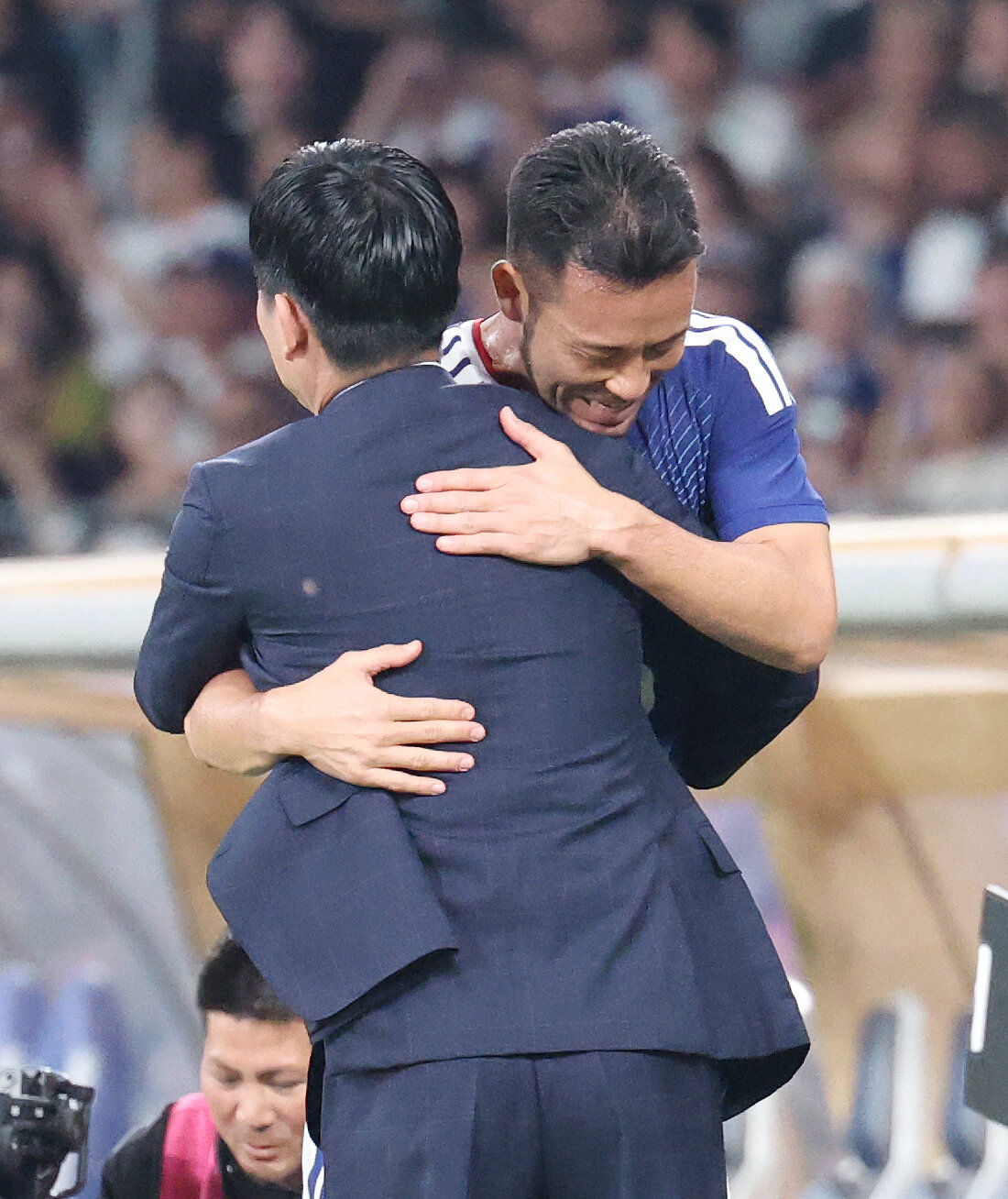 キリンチャレンジカップ2026　日本対アイスランド　前半、交代する吉田麻也（右）は森保一監督とハグ（撮影・宮地輝）＝2026年5月31日