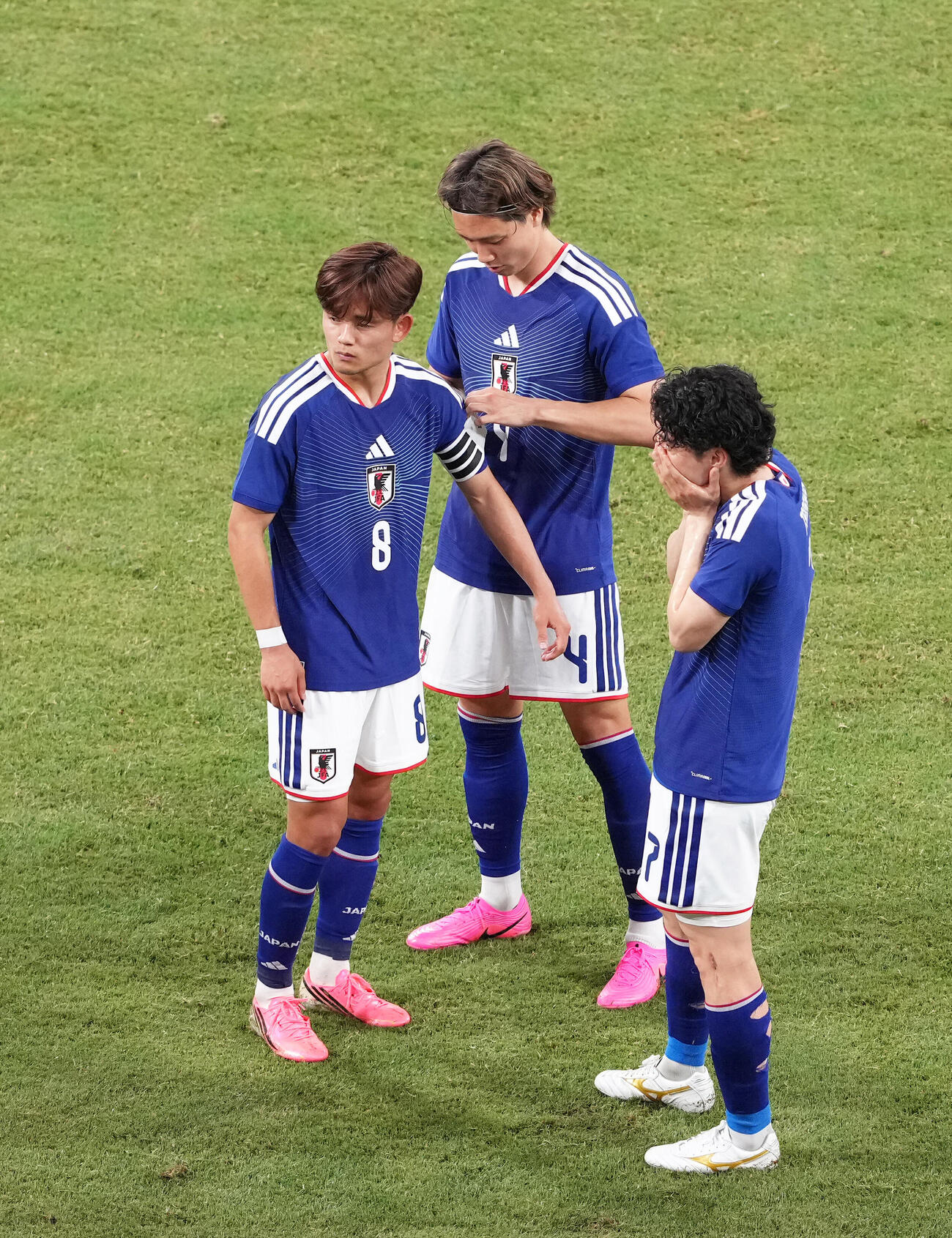 キリンチャレンジカップ2026　日本対アイスランド　後半、板倉滉（中央）からキャプテンマークを託される久保建英（左）（撮影・足立雅史）