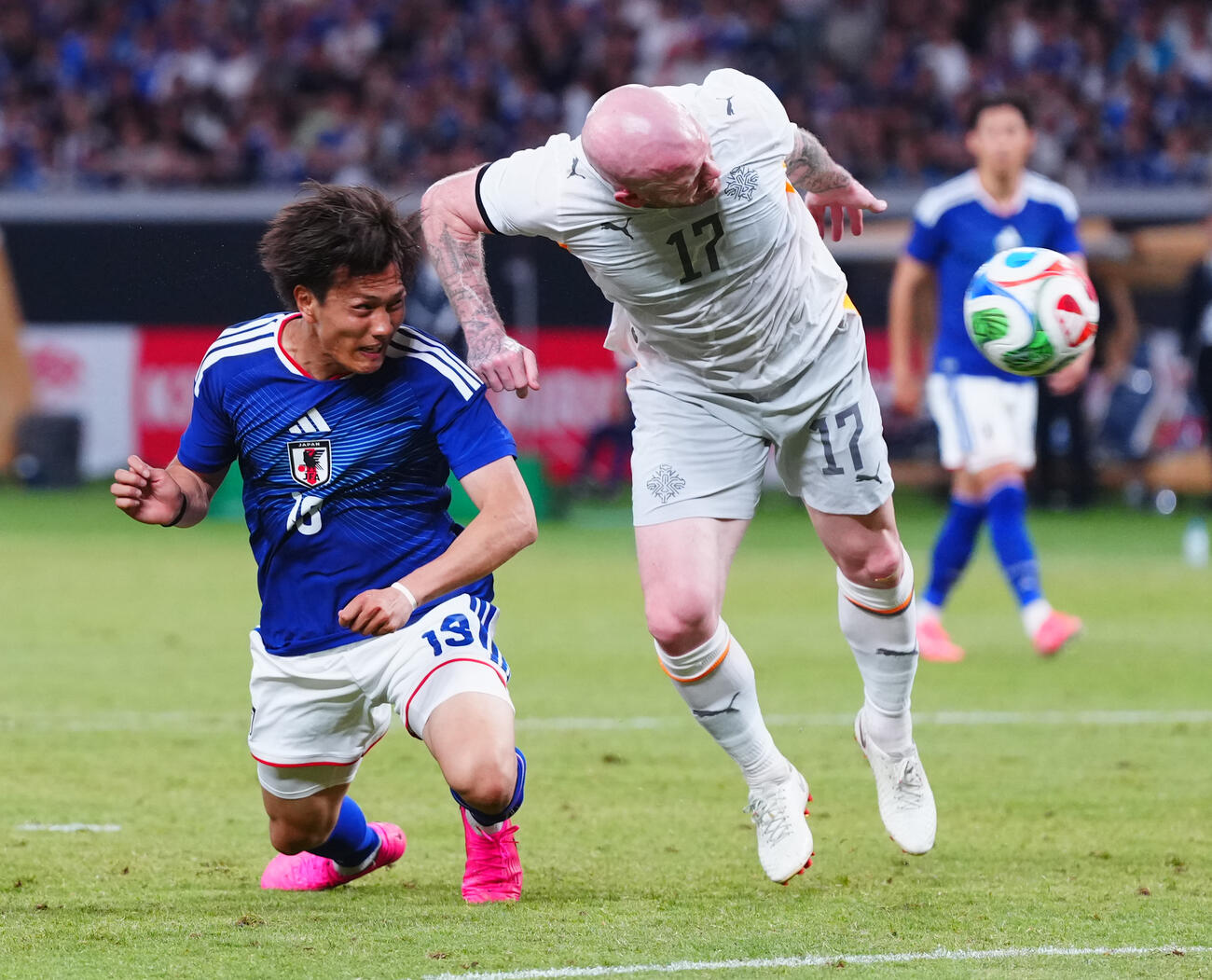 キリンチャレンジカップ2026　日本対アイスランド　後半、ヘディングで先制ゴールを決める小川航基（左）（撮影・垰建太）＝2026年5月31日