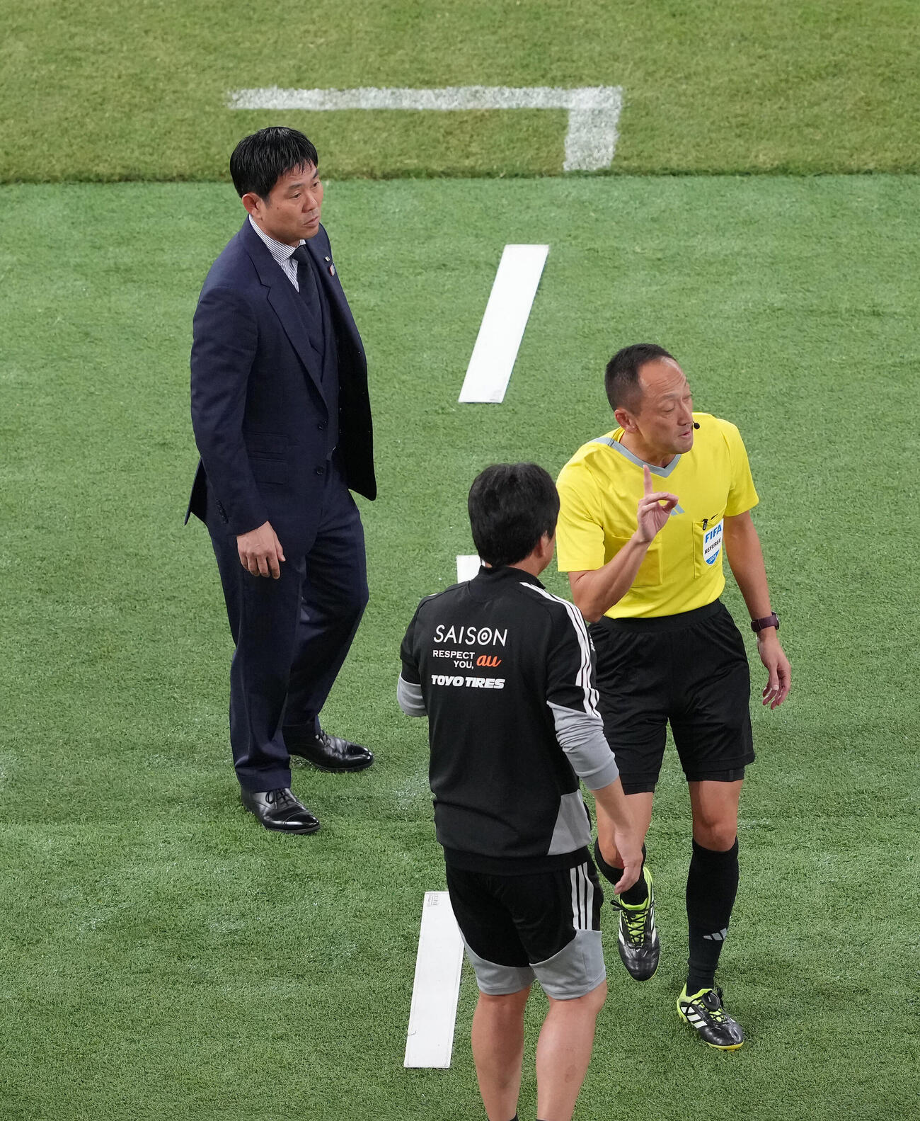 キリンチャレンジカップ2026　日本対アイスランド　後半、審判団に厳しい表情を見せる森保一監督（左）（撮影・足立雅史）