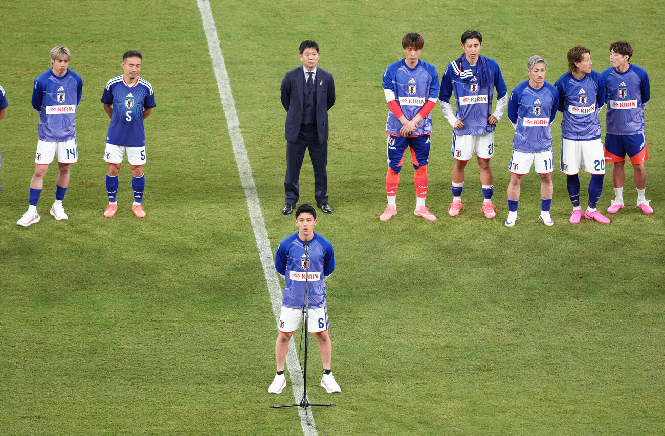 キリンチャレンジカップ2026　日本対アイスランド　試合後の壮行セレモニーであいさつする遠藤航（手前）（撮影・足立雅史）