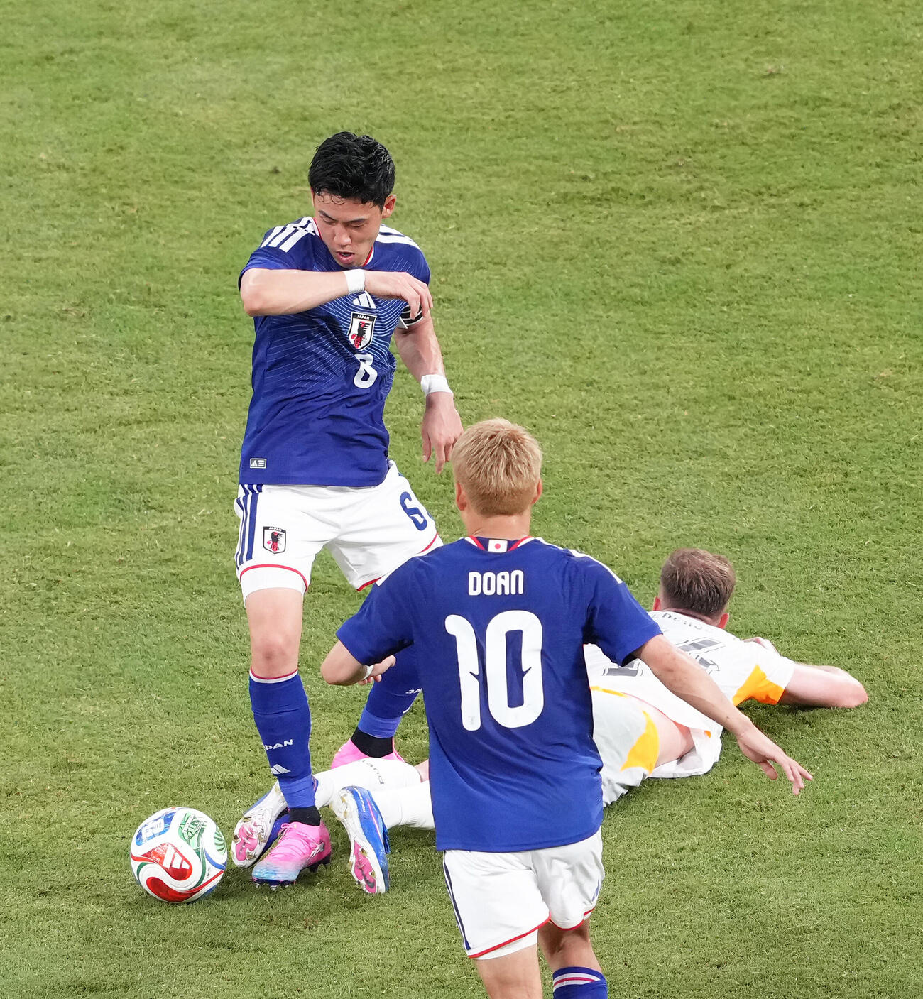 キリンチャレンジカップ2026　日本対アイスランド　前半、ディフェンスする遠藤航（左）（撮影・足立雅史）
