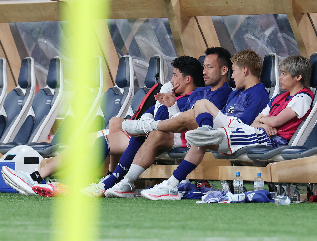 キリンチャレンジカップ2026　日本対アイスランド　後半、ベンチから試合を見守る、左から遠藤航、吉田麻也、堂安律、伊東純也（撮影・宮地輝）