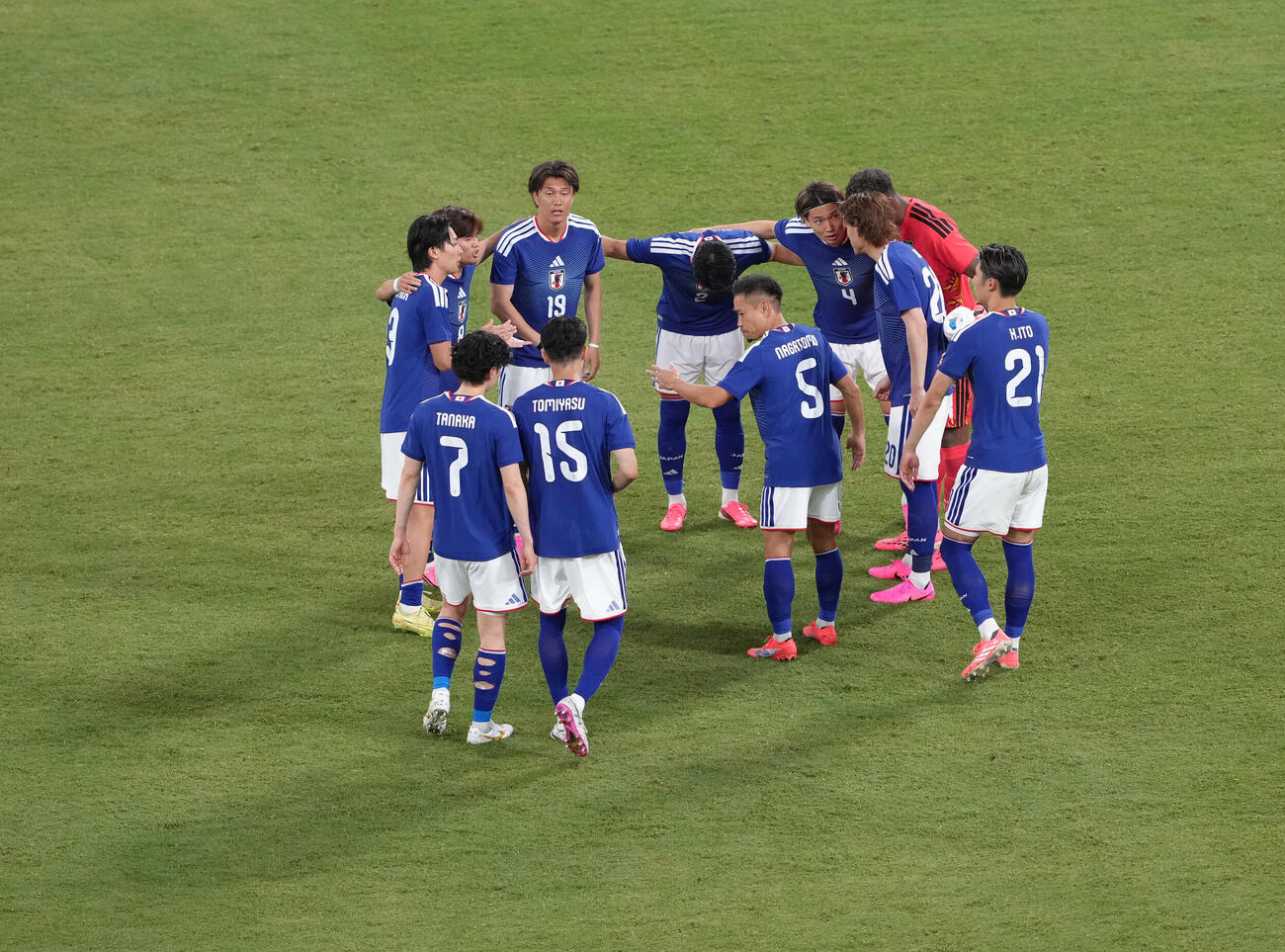 キリンチャレンジカップ2026　日本対アイスランド　後半開始前、円陣を組む日本代表。手前中央は長友佑都（撮影・足立雅史）＝2026年5月31日