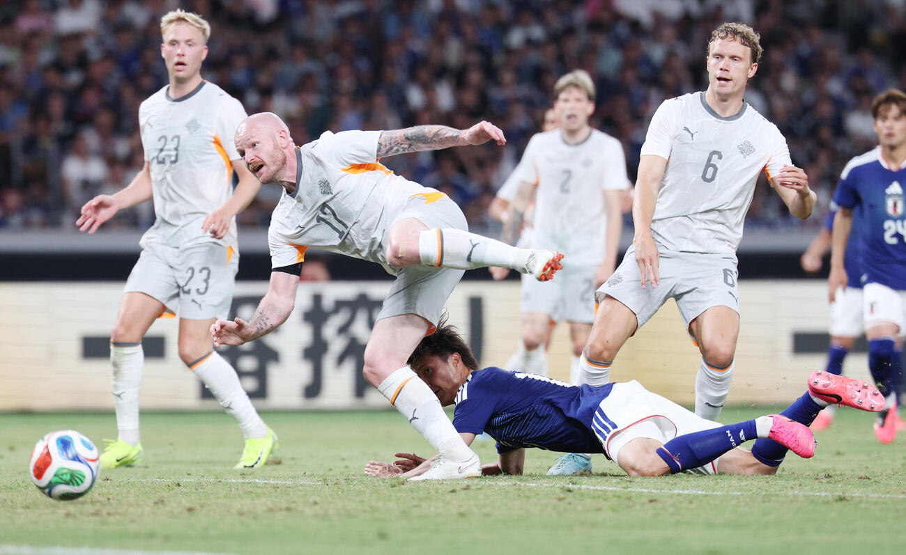 キリンチャレンジカップ2026　日本対アイスランド　後半、ヘディングで先制ゴール決める小川航基（下）（撮影・宮地輝）＝2026年5月31日