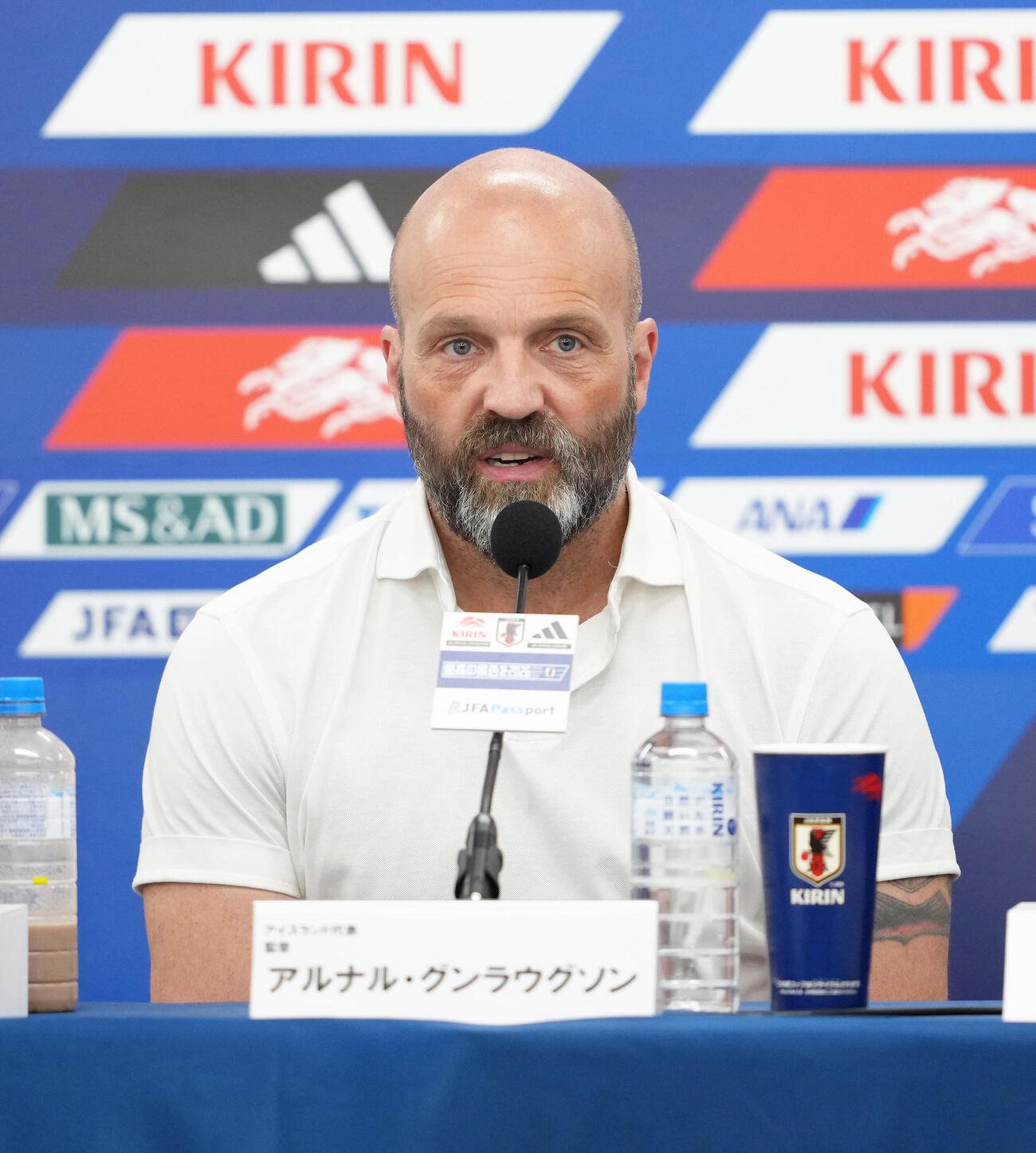 キリンチャレンジカップ2026　日本対アイスランド　試合後の会見に臨むアイスランドのアルナル・グンラウグソン監督（撮影・足立雅史）