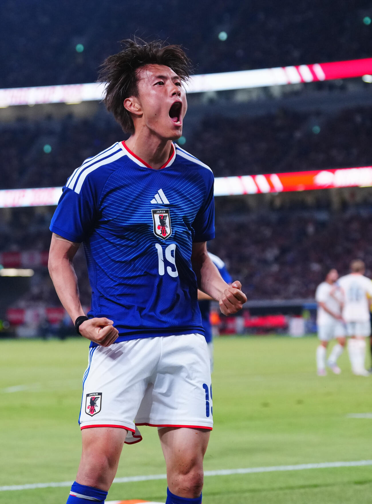 キリンチャレンジカップ2026　日本対アイスランド　後半、ヘディングで先制ゴールを決め雄たけびを上げる小川航基（撮影・垰建太）