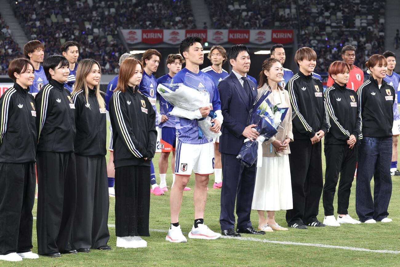 キリンチャレンジカップ2026　日本対アイスランド　日本対アイスランド　壮行セレモニーで、澤穂希さん（左から7人目）、清水梨紗（同4人目）らなでしこジャパンの選手たちと記念撮影に納まる森保一監督（中央右）と遠藤航（同左）（撮影・宮地輝）