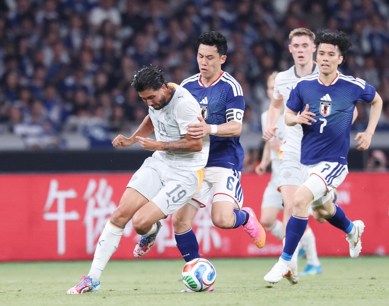 キリンチャレンジカップ2026　日本対アイスランド　前半、エレルトソン（左）をマークする遠藤航（左から2人目）（撮影・宮地輝）