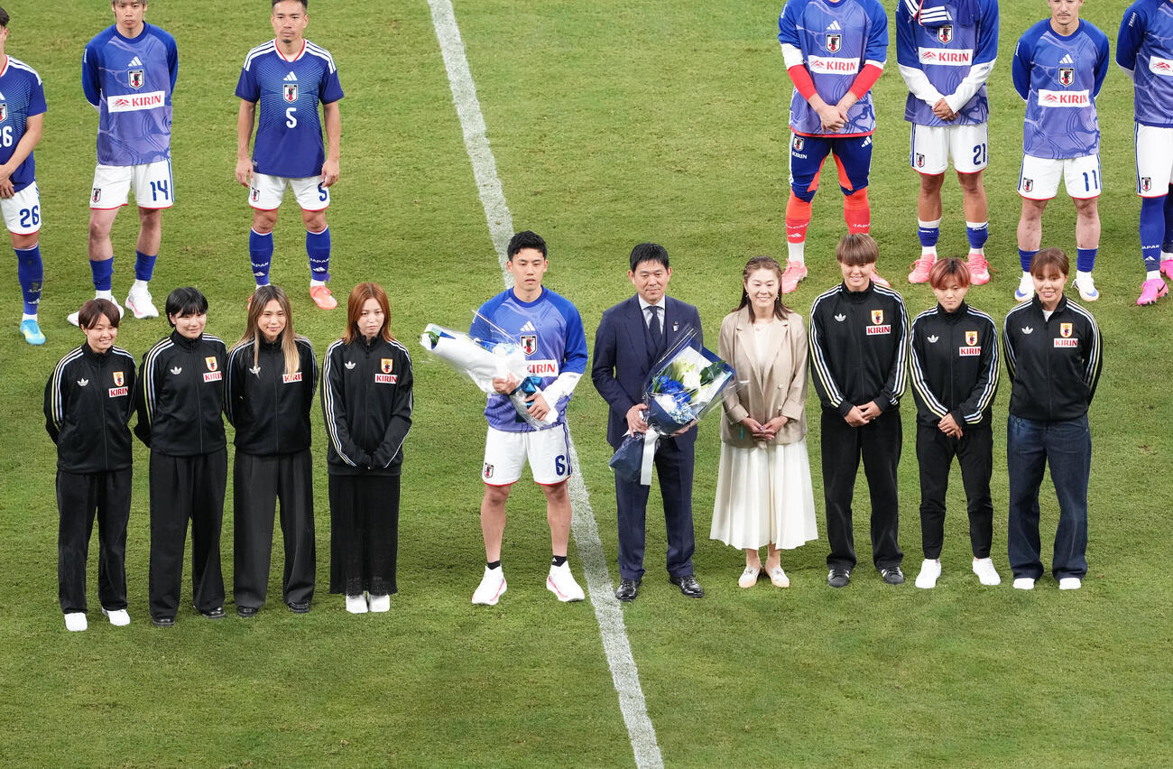 キリンチャレンジカップ2026　日本対アイスランド　壮行セレモニーで、澤穂希さん（左から7人目）と清水梨紗（同4人目）らなでしこジャパンの選手たちと記念撮影に納まる森保一監督（中央右）と遠藤航（同左）（撮影・足立雅史）
