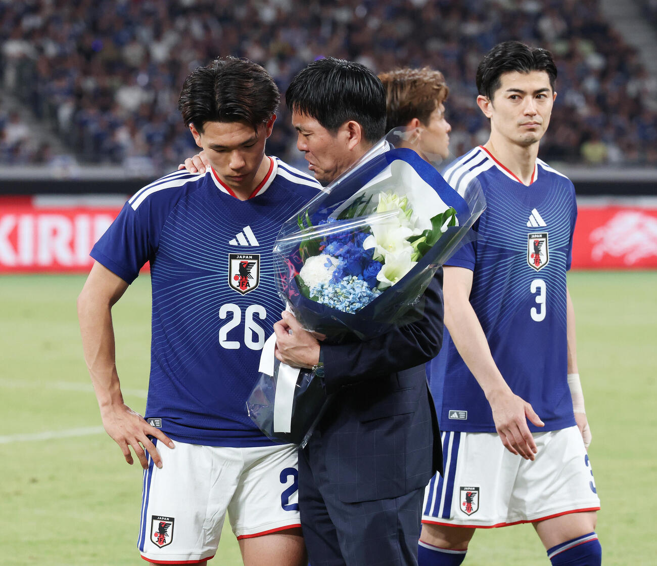 キリンチャレンジカップ2026　日本対アイスランド　試合後、塩貝健人（左）と言葉を交わす森保一監督（撮影・宮地輝）