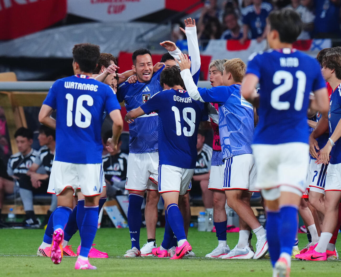 キリンチャレンジカップ2026　日本対アイスランド　後半、ヘディングで先制ゴールを決めた小川航基（中央）を迎える吉田麻也（中央左）ら（撮影・垰建太）
