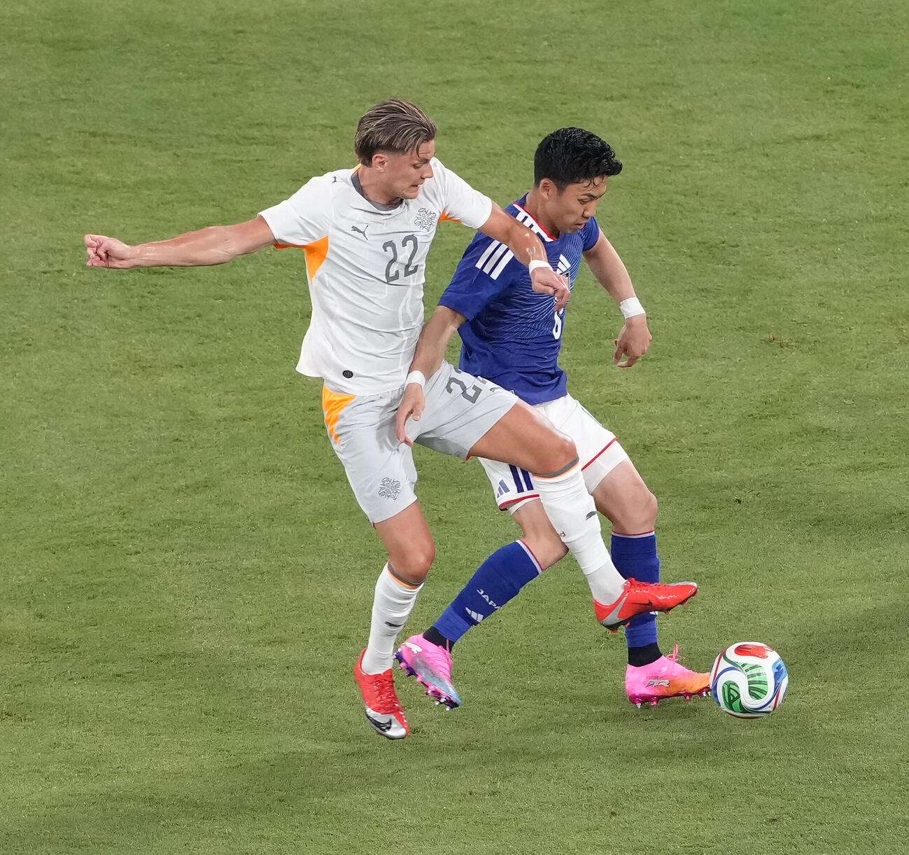 キリンチャレンジカップ2026　日本対アイスランド　前半、競り合う遠藤航（右）（撮影・足立雅史）
