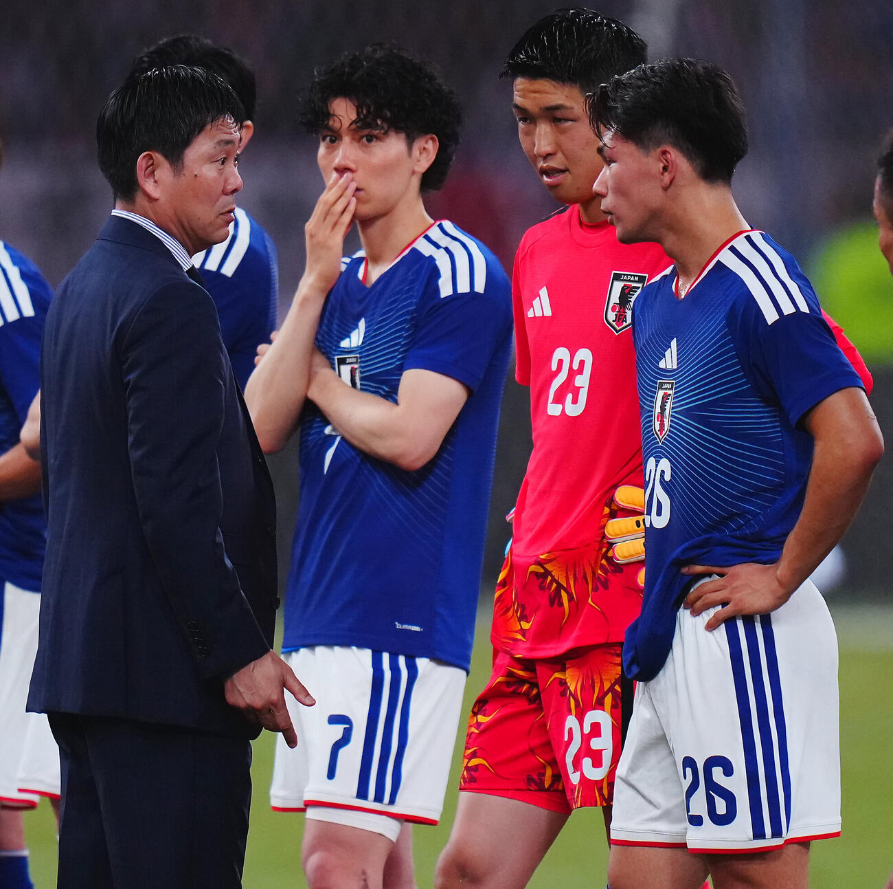 キリンチャレンジカップ2026　日本対アイスランド　試合後に森保一監督（左）は塩貝健人（右）に厳しい表情で話す（撮影・垰建太）
