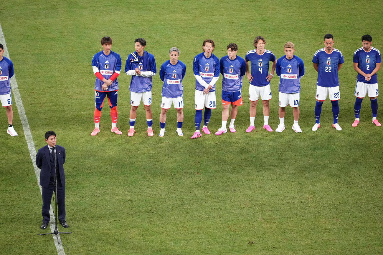 キリンチャレンジカップ2026　日本対アイスランド　試合後の壮行セレモニーであいさつする森保一監督（左手前）（撮影・足立雅史）
