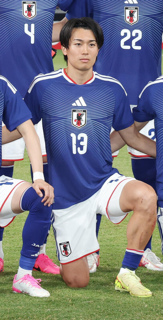 キリンチャレンジカップ2026　日本対アイスランド　試合前、集合写真に納まる中村敬斗
