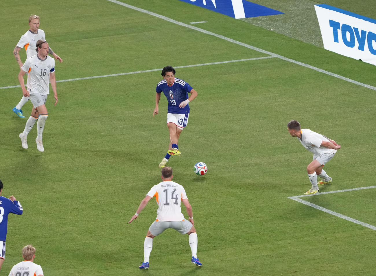 キリンチャレンジカップ2026　日本対アイスランド　前半、シュートを放つ中村敬斗（中央）（撮影・足立雅史）＝2026年5月31日