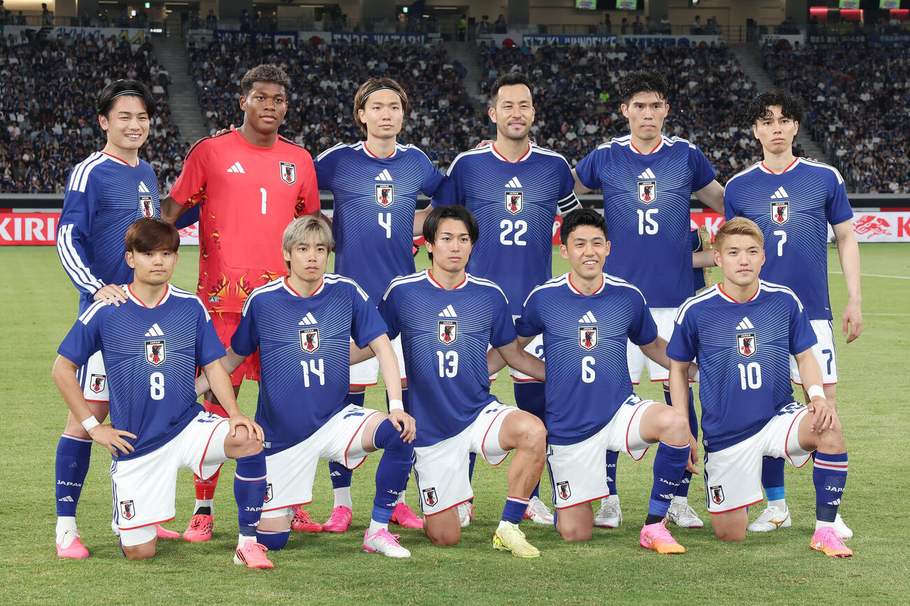 キリンチャレンジカップ2026　日本対アイスランド　試合前、集合写真に納まる日本代表。前列左から久保建英、伊東純也、中村敬斗、遠藤航、堂安律、後列左から上田綺世、GK鈴木彩艶、板倉滉、吉田麻也、冨安健洋、田中碧（撮影・宮地輝）