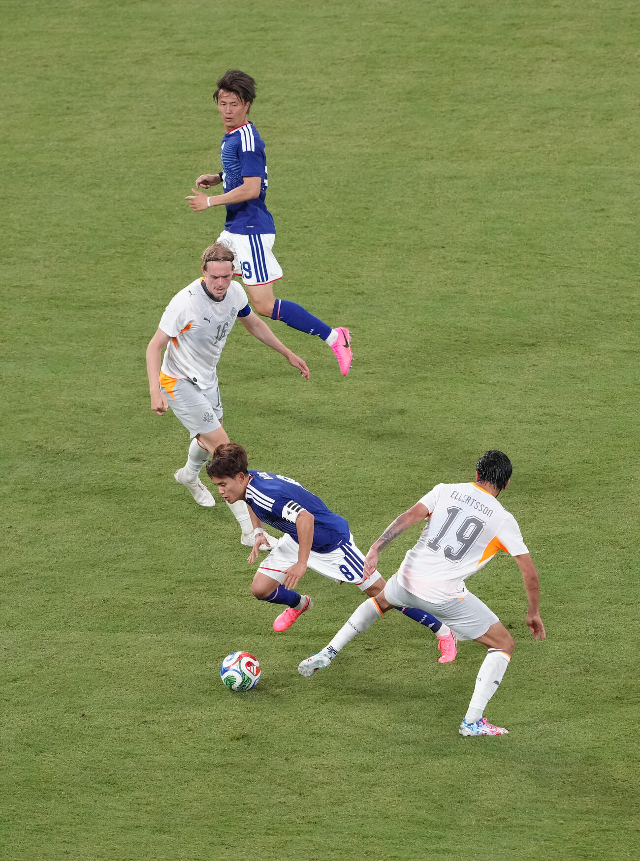 キリンチャレンジカップ2026　日本対アイスランド　後半、ドリブルで抜け出す久保建英（左手前）（撮影・足立雅史）