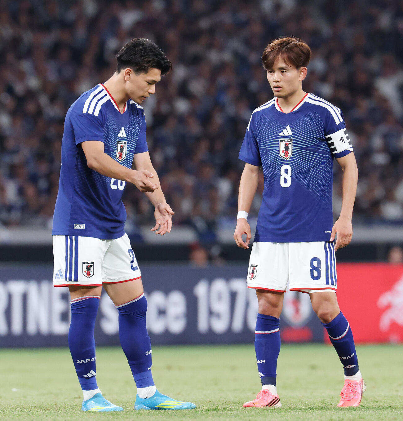 キリンチャレンジカップ2026　日本対アイスランド　後半、久保建英（右）と話す塩貝健人（撮影・宮地輝）